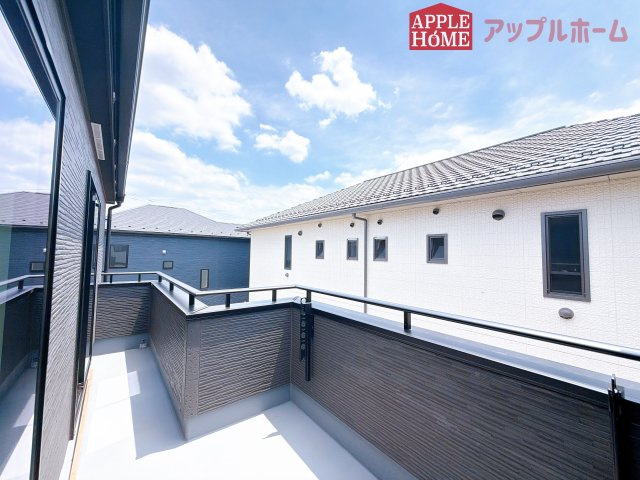 [新築住宅] 坂戸市仲町 全6棟のバルコニー|家族分の洗濯物もしっかり干せます。日当たりも良く、毎日のお洗濯が楽しくなりそう♪お布団は手軽に干せていつもポカポカに☆