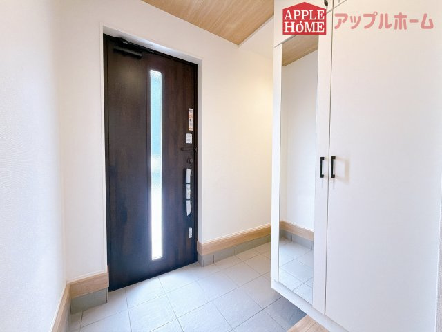 [新築住宅] 坂戸市仲町 全6棟の玄関|明るく清潔感のある玄関でお客様を迎えるスペースをパッと明るい印象に！大容量の収納力で大家族の履物もすっきり収納できます♪