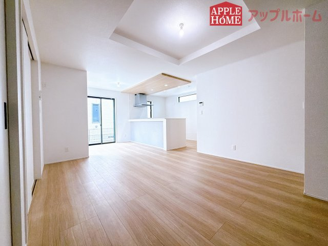 [新築住宅] 坂戸市仲町 全6棟の居間・リビング|広々リビング×対面キッチンで家族の会話も弾みます♪家族団らんの秘訣は間取りにあり☆夢のマイホームを一緒に叶えましょう！