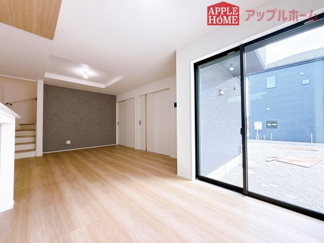 [新築住宅] 坂戸市仲町 全6棟の居間・リビング|窓から差し込む光で家族を温かく包み込みます。明るいリビングで子育てする喜びを☆いつでも見学可能です！