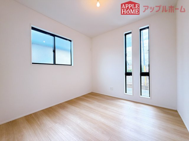[新築住宅] 坂戸市仲町 全6棟の洋室|クローゼット付きの洋室は、収納スペースが豊富で部屋全体がすっきりと片付きやすいのが特徴です。衣類や荷物を整理しやすく、生活感を抑えた洗練された空間を保てます。