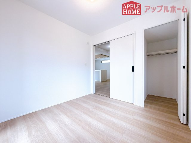 [新築住宅] 坂戸市仲町 全6棟の洋室|クローゼット付きの洋室は、収納スペースが豊富で部屋全体がすっきりと片付きやすいのが特徴です。衣類や荷物を整理しやすく、生活感を抑えた洗練された空間を保てます。