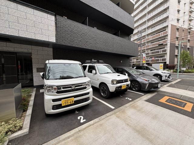 プレサンス鶴舞パークグラッドの駐車場