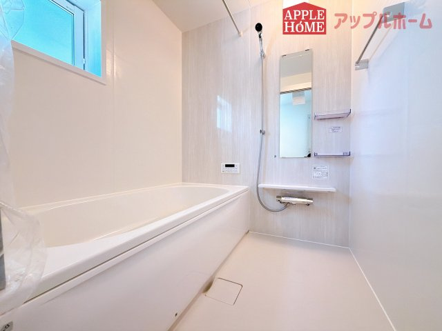 [新築住宅] 坂戸市鶴舞 2丁目 5期 全1棟の浴室|窓付きのバスルームは、採光もあり明るく気持ちの良い空間です。窓があることで、換気環境も良好。掃除もスムーズに出来ます