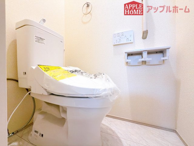 [新築住宅] 坂戸市鶴舞 2丁目 5期 全1棟のトイレ|白を基調とした清潔感のある明るい空間。温水洗浄便座付きで、毎日快適・清潔に使用できます。操作しやすい壁面リモコンを採用しています。