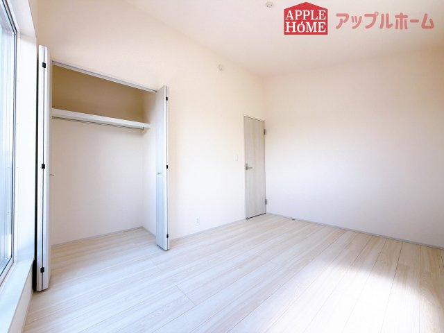 [新築住宅] 坂戸市鶴舞 2丁目 5期 全1棟の洋室|２階居室は全室収納あり！たっぷりある収納活用でお部屋もキレイを保てます♪