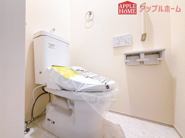 [新築住宅] 坂戸市鶴舞 2丁目 5期 全1棟のトイレ|白を基調とした清潔感のある明るい空間。温水洗浄便座付きで、毎日快適・清潔に使用できます。操作しやすい壁面リモコンを採用しています。