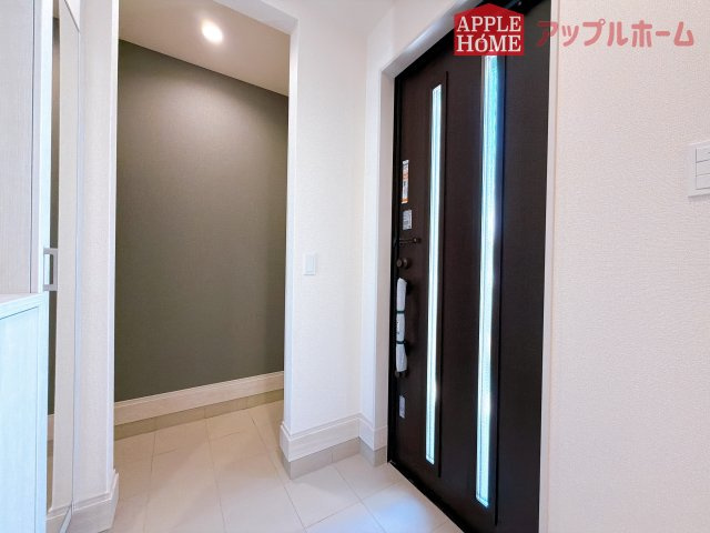 [新築住宅] 坂戸市鶴舞 2丁目 5期 全1棟の玄関|上下棚にたっぷり靴を収納できます。「ただいま」と玄関を開けた瞬間から、奥に広がる空間を明るい室内を感じられますね♪