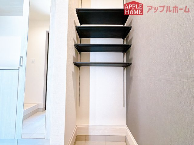 [新築住宅] 坂戸市鶴舞 2丁目 5期 全1棟の玄関|ご家族皆様の靴やお手入れ用品を収納できる収納棚を設置！お家に出会う人々を迎える玄関だからこそ、常に整理整頓しておきたいですね♪