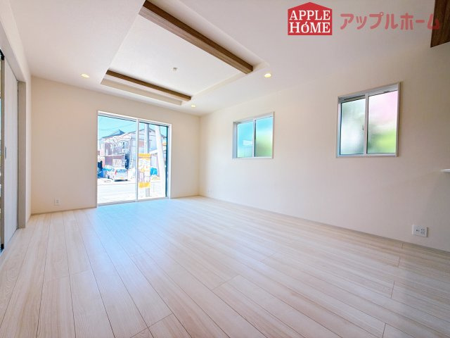[新築住宅] 坂戸市鶴舞 2丁目 5期 全1棟の居間・リビング|窓から差し込む光で家族を温かく包み込みます。明るいリビングで子育てする喜びを☆いつでも見学可能です！