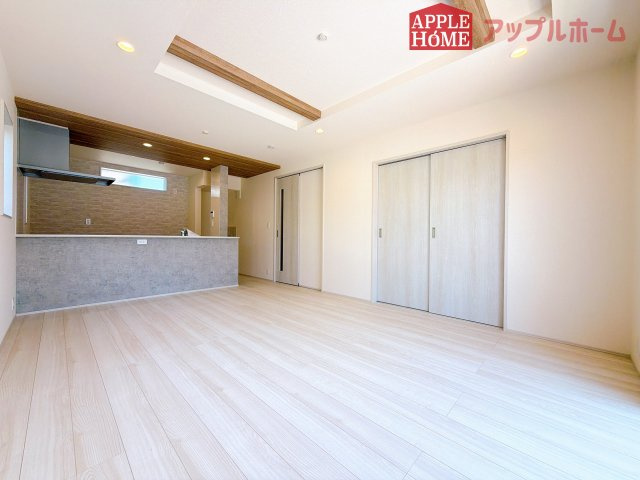 [新築住宅] 坂戸市鶴舞 2丁目 5期 全1棟の居間・リビング|広々リビング×対面キッチンで家族の会話も弾みます♪家族団らんの秘訣は間取りにあり☆夢のマイホームを一緒に叶えましょう！
