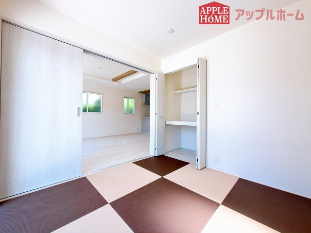 [新築住宅] 坂戸市鶴舞 2丁目 5期 全1棟の和室|クローゼット付きの和室は、収納スペースが豊富で部屋全体がすっきりと片付きやすいのが特徴です。衣類や荷物を整理しやすく、生活感を抑えた洗練された空間を保てます。