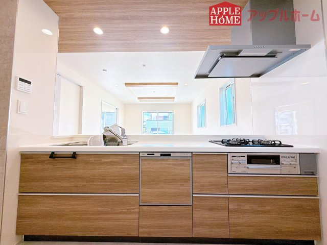 [新築住宅] 坂戸市鶴舞 2丁目 5期 全1棟のキッチン|キッチンから部屋中が見守れるので、小さなお子様がいるご家庭でも安心です。シンプル×ナチュラルな温かい空間は、どんなスタイルの家具も合わせやすいお部屋です。