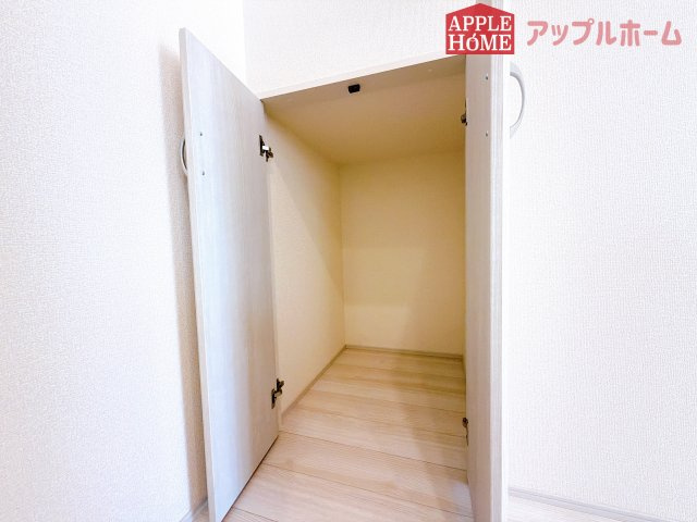 [新築住宅] 坂戸市鶴舞 2丁目 5期 全1棟の収納|キッチン横に収納あります♪