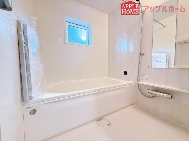 [新築住宅] 坂戸市鶴舞2丁目 5期 全1棟の浴室|窓付きのバスルームは、採光もあり明るく気持ちの良い空間です。窓があることで、換気環境も良好。掃除もスムーズに出来ます♪
