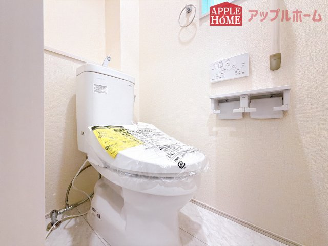 [新築住宅] 坂戸市鶴舞2丁目 5期 全1棟のトイレ|白を基調とした清潔感のある明るい空間。温水洗浄便座付きで、毎日快適・清潔に使用できます。操作しやすい壁面リモコンを採用しています。