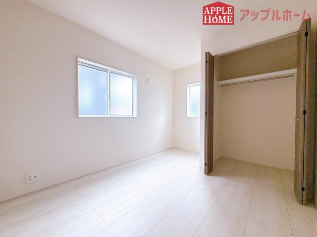 [新築住宅] 坂戸市鶴舞2丁目 5期 全1棟の洋室|２階居室は全室収納あり！たっぷりある収納活用でお部屋もキレイを保てます♪