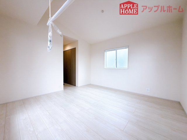 [新築住宅] 坂戸市鶴舞2丁目 5期 全1棟の洋室|２階居室は全室収納あり！たっぷりある収納活用でお部屋もキレイを保てます♪