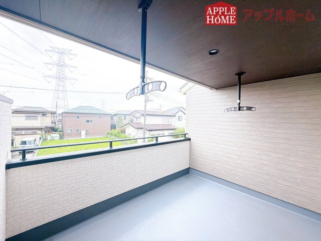 [新築住宅] 坂戸市鶴舞2丁目 5期 全1棟のバルコニー|インナーバルコニーで突然の雨でも安心♪直射日光を防げるので、紫外線を気にせず自然の光や風を感じながら日光浴もできちゃいます♪