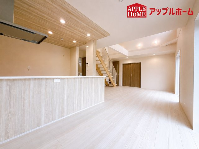 [新築住宅] 坂戸市鶴舞2丁目 5期 全1棟の居間・リビング|窓から差し込む光で家族を温かく包み込みます。明るいリビングで子育てする喜びを☆いつでも見学可能です！