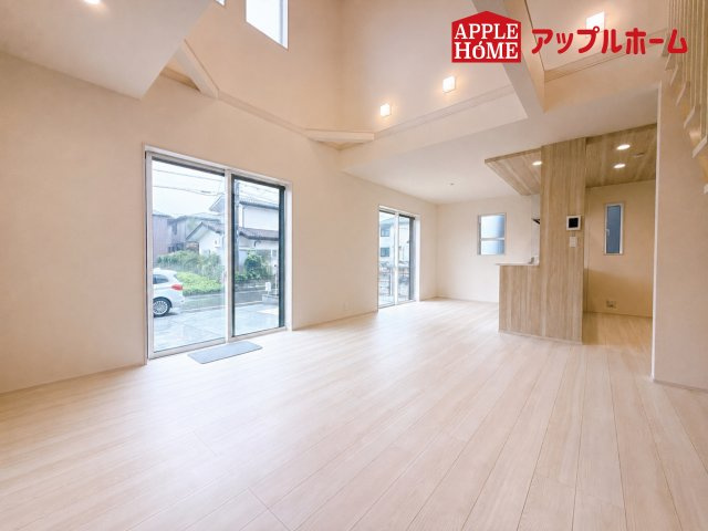 [新築住宅] 坂戸市鶴舞2丁目 5期 全1棟の居間・リビング|広々リビング×対面キッチンで家族の会話も弾みます♪家族団らんの秘訣は間取りにあり☆夢のマイホームを一緒に叶えましょう！