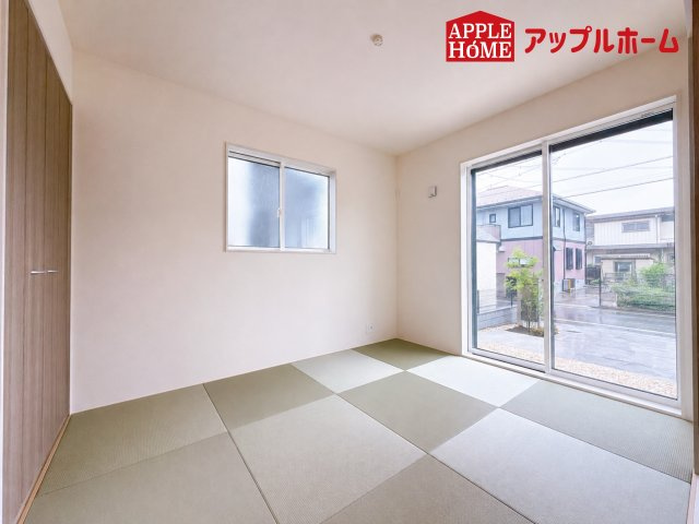 [新築住宅] 坂戸市鶴舞2丁目 5期 全1棟の和室|クローゼット付きの和室は、収納スペースが豊富で部屋全体がすっきりと片付きやすいのが特徴です。荷物を整理しやすく、生活感を抑えた洗練された空間を保てます。