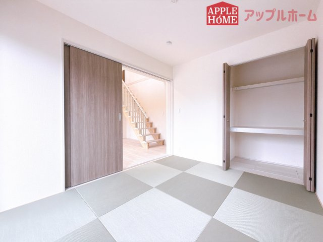 [新築住宅] 坂戸市鶴舞2丁目 5期 全1棟の和室|クローゼット付きの和室は、収納スペースが豊富で部屋全体がすっきりと片付きやすいのが特徴です。荷物を整理しやすく、生活感を抑えた洗練された空間を保てます。
