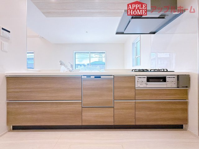 [新築住宅] 坂戸市鶴舞2丁目 5期 全1棟のキッチン|キッチンから部屋中が見守れるので、小さなお子様がいるご家庭でも安心です。シンプル×ナチュラルな温かい空間は、どんなスタイルの家具も合わせやすいお部屋です。