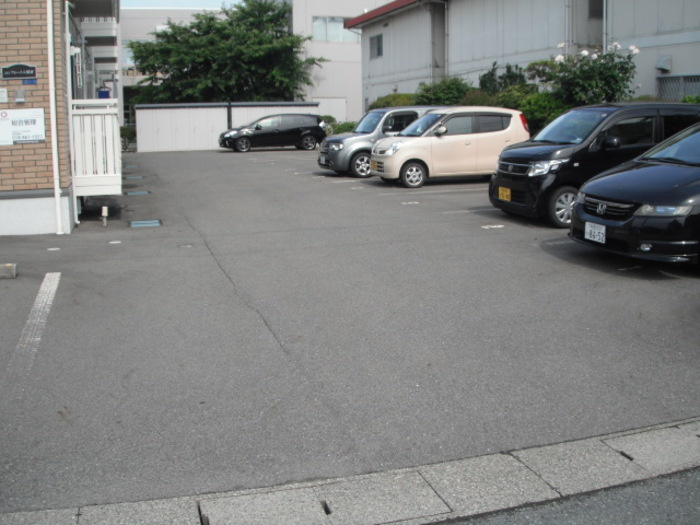 コンフォート八橋南202の駐車場