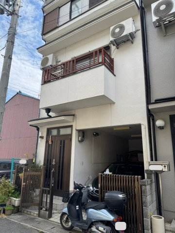 右京区嵯峨北堀町　駅近5DK住宅の外観|バルコニー付きの3階建住宅で部屋数も多く、ご家族での居住や収益利用にもご検討いただけます。