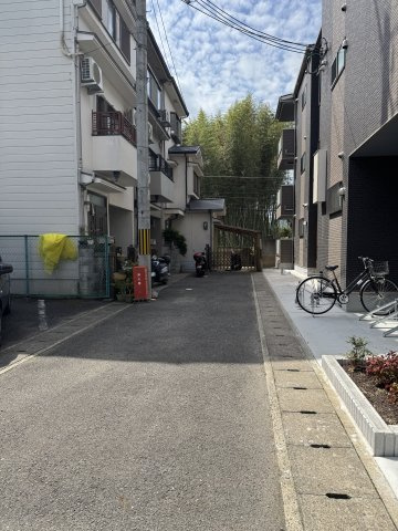 右京区嵯峨北堀町　駅近5DK住宅の前面道路含む現地写真|前面道路は交通量が少なく落ち着いた住宅街の環境です。生活しやすい住環境が整っています。