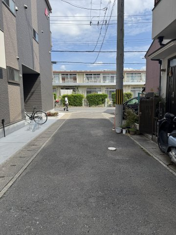 右京区嵯峨北堀町　駅近5DK住宅の前面道路含む現地写真|周辺は戸建住宅が立ち並ぶ静かな街並みで、嵯峨嵐山駅徒歩5分の便利な立地です。