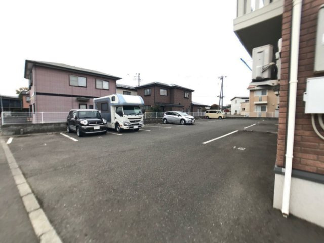 ミルキー102の駐車場