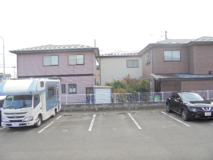 ミルキー102の駐車場