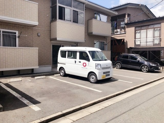 メゾン・ド・東通201の駐車場