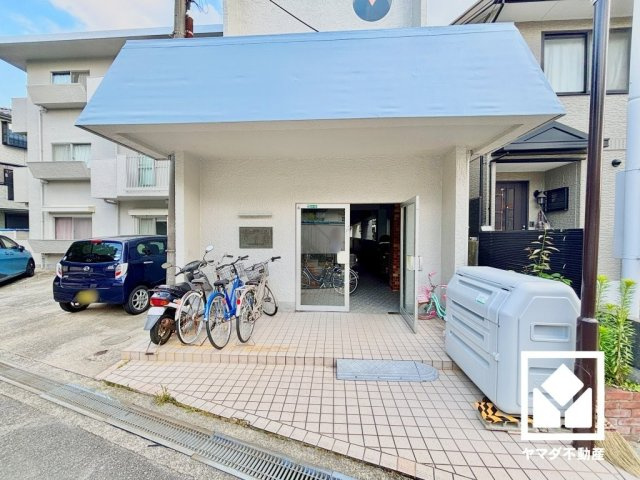 グレデンス甲東園のエントランス