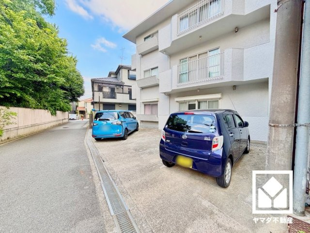グレデンス甲東園の駐車場