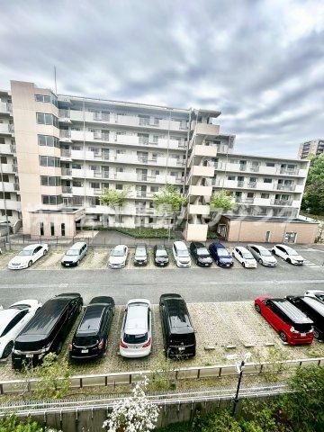 プレステージ新千里西町2号棟の駐車場
