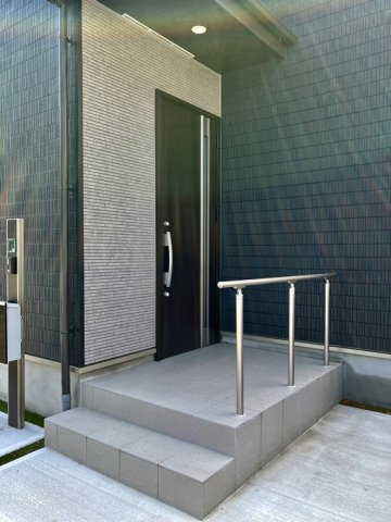 学園東町戸建のエントランス