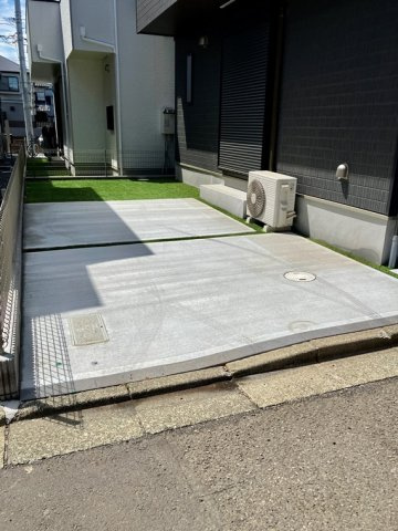 学園東町戸建の駐車場