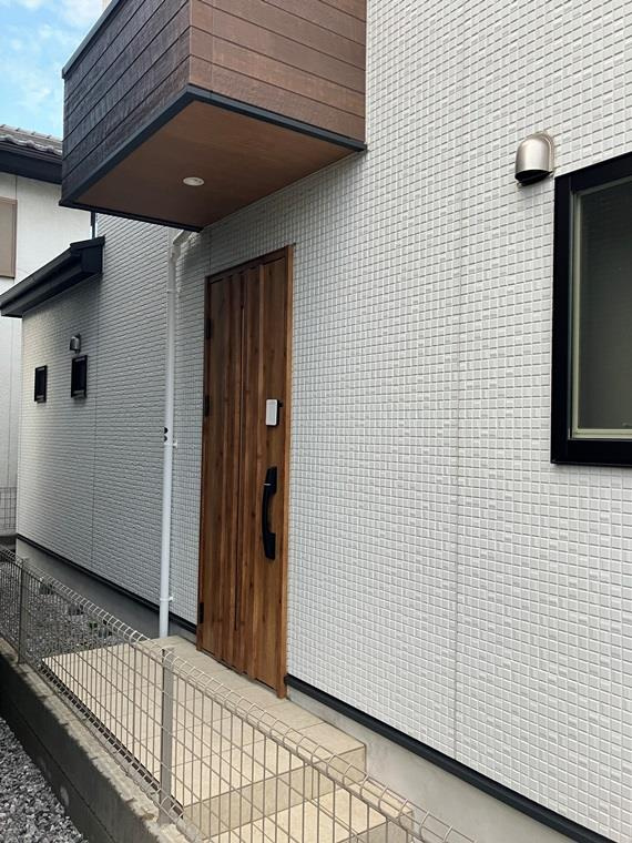 鳶尾戸建のエントランス