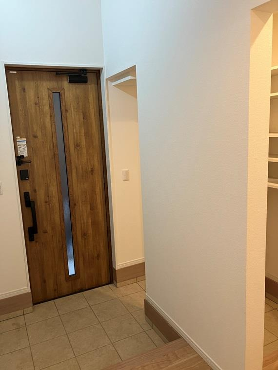 鳶尾戸建の玄関