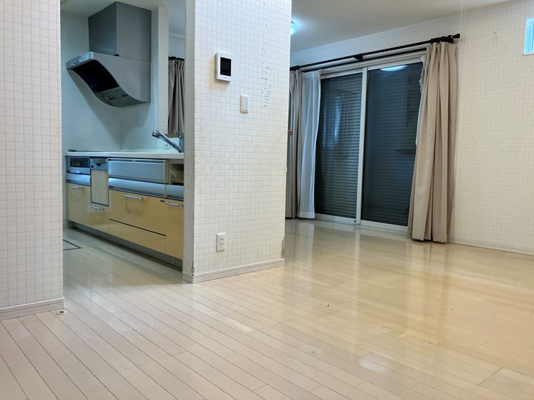 今宿町戸建の居間・リビング