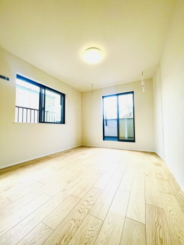 東尾久2丁目新築戸建の洋室|約7.3帖の開放的な明るいベッドルーム