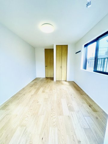東尾久2丁目新築戸建の洋室|洋室7.3帖（3階）※ホスクリーン付