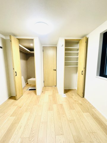 東尾久2丁目新築戸建の洋室|1階にはウォークインクローゼット＋収納のある洋室（サービスルーム）