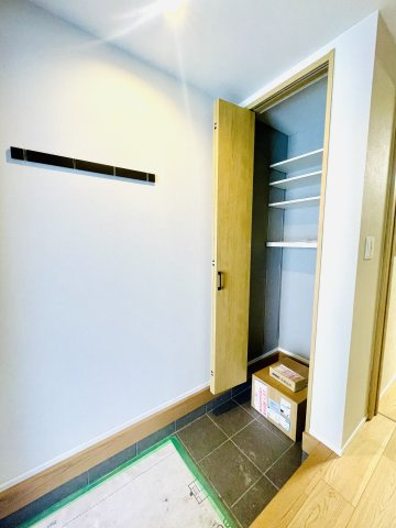 東尾久2丁目新築戸建の玄関|玄関にはシューズBOXを2箇所に配置。