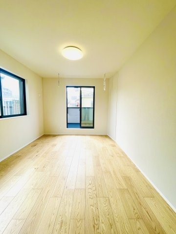 東尾久2丁目新築戸建の洋室|広々とした明るい3階洋室7.3帖