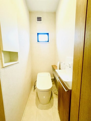 東尾久2丁目新築戸建のトイレ|2階と3階に2箇所設置。それぞれ窓があり、手洗い付き仕様。