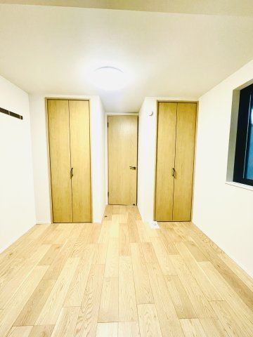 東尾久2丁目新築戸建の洋室|1階約6.4帖の洋室（サービスルーム）。豊富な収納力